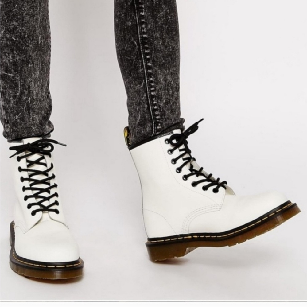 DR. MARTENS Zavalay Combat
90’s White Lace-Up Boots Size 5‎